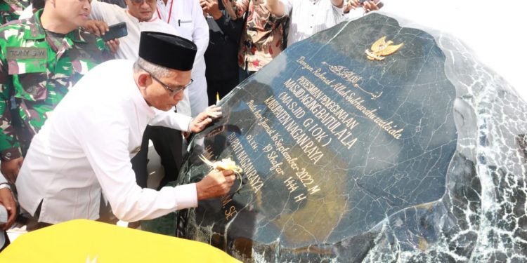 Usai Diresmikan Bupati, Masjid Giok Gelar Salat Jumat Perdana