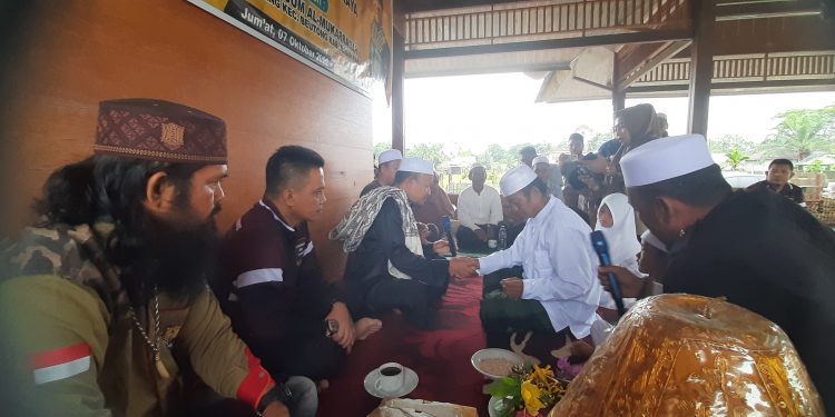 DPP RKCA Fasilitasi Satu Keluarga Asal Nias Masuk Islam di Nagan Raya