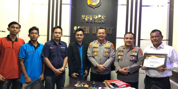 Pemred Narasi Terkini Beri Penghargaan kepada Kapolres Aceh Barat