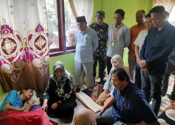 Pj Bupati Nagan Raya Kunjungi Penderita Lumpuh di Kubang Gajah