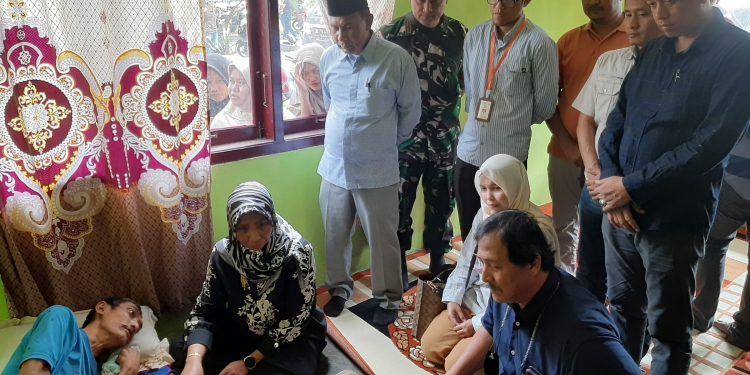 Pj Bupati Nagan Raya Kunjungi Penderita Lumpuh di Kubang Gajah