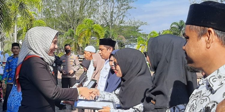 Peringati Hari Guru Nasional, Pj Bupati Nagan Raya Serahkan Sejumlah Penghargaan