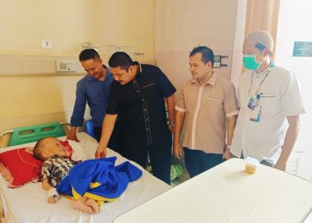 Edi Kamal Kunjungi Bocah Penderita Hidrosefalus Asal Nagan Raya