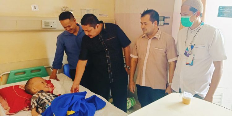 Edi Kamal Kunjungi Bocah Penderita Hidrosefalus Asal Nagan Raya