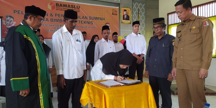 Panwascam Kuala Pesisir Kukuhkan 16 Anggota PKD