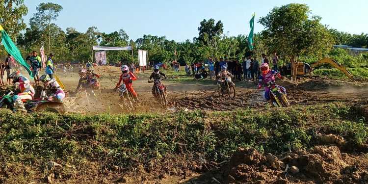 Pembalap Motocross se-Sumatera Meriahkan HUT Gampong Lamie