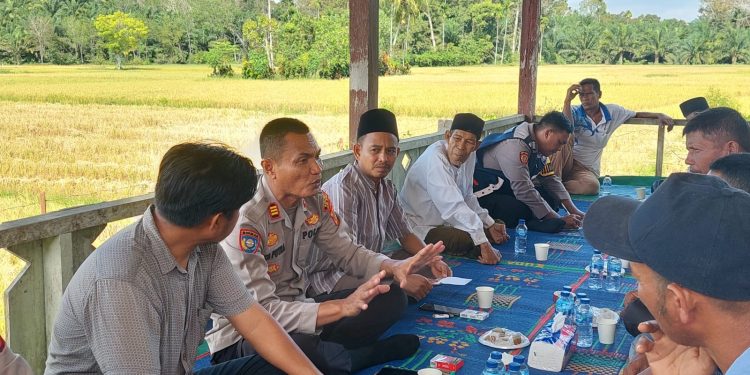 Jumat Curhat, Kasat Binmas Dengarkan Keluh Kesah Masyarakat Gampong Pasi Teungoh