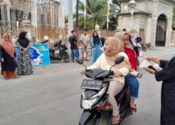 Guru dan Siswa SMAN 3 Kuala Bagikan Takjil Kepada Warga