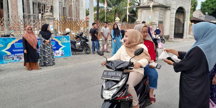 Guru dan Siswa SMAN 3 Kuala Bagikan Takjil Kepada Warga