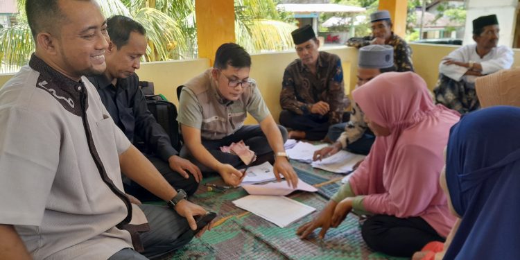 Baitul Mal Nagan Raya Salurkan Zakat Fakir Miskin dan Mualaf