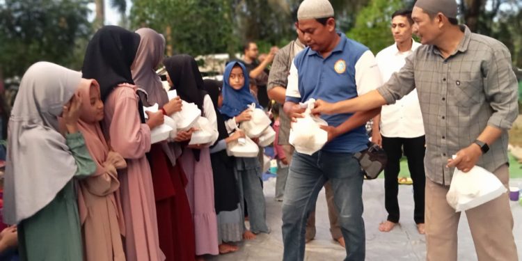 Komunitas THB FC Aceh Barat Buka Puasa Bersama Anak Yatim
