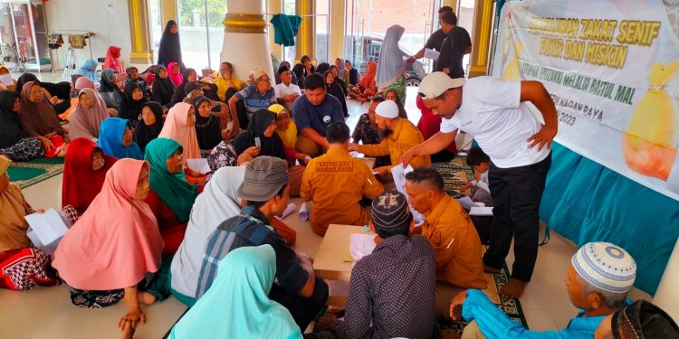 Masyarakat di Darul Makmur Antusias Terima Zakat dari BMK Nagan Raya
