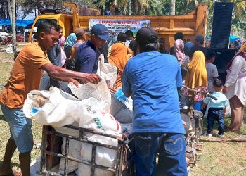 Seribuan Karyawan PT Socfindo Seunagan Bersihkan Sampah di Pantai Nagan Raya