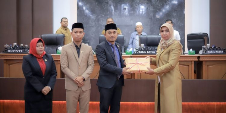 Pj Bupati Nagan Raya Serahkan LKPJ Tahun Anggaran 2022