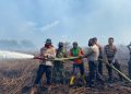 Personel Gabungan TNI-Polri serta BPBD bersinergi Padamkan Api Lahan Gambut di Aceh Barat