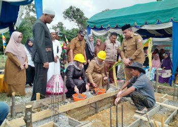 BMK Nagan Raya Bangun Rumah Dhuafa, Fitriany Farhas Lakukan Peletakan Batu Pertama