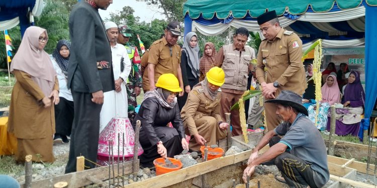 BMK Nagan Raya Bangun Rumah Dhuafa, Fitriany Farhas Lakukan Peletakan Batu Pertama