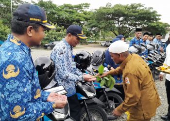 Disdik Nagan Raya Serahkan 16 Unit Sepmor Kepada Pengawas Sekolah