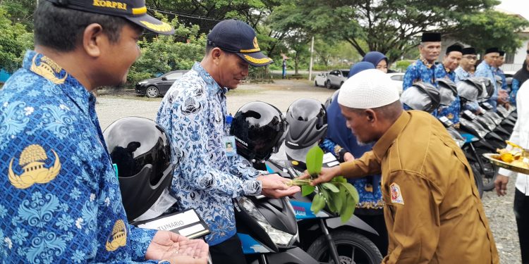 Disdik Nagan Raya Serahkan 16 Unit Sepmor Kepada Pengawas Sekolah