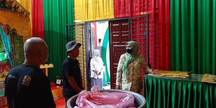 Jelang Pembukaan PKA, Fitriany Farhas Tinjau Kesiapan Anjungan