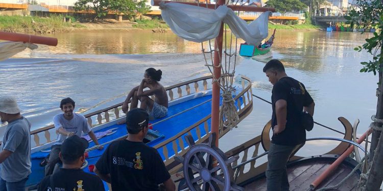 Kontingen Nagan Raya ikut Ramaikan Pawai Perahu Hias di PKA 8