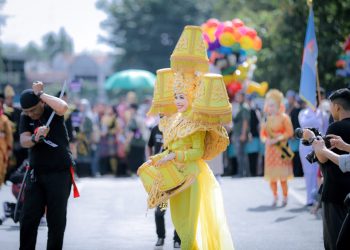 Kontingen Nagan Raya Ramaikan Pawai Budaya di PKA 8