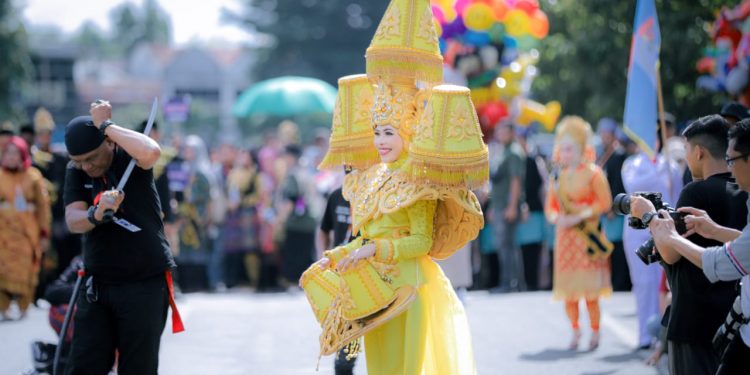 Kontingen Nagan Raya Ramaikan Pawai Budaya di PKA 8