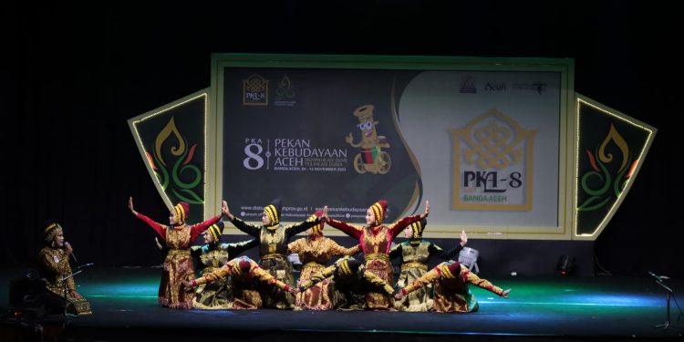 Tarian Rateb Meuseukat Nagan Raya Meriahkan Pentas PKA-8