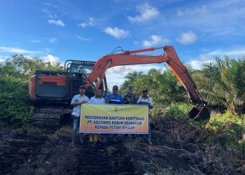 PT Socfindo Seunagan Bangun Jalan dan Parit di Lahan Kelompok Tani