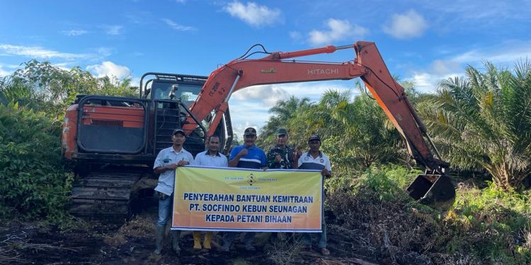 PT Socfindo Seunagan Bangun Jalan dan Parit di Lahan Kelompok Tani