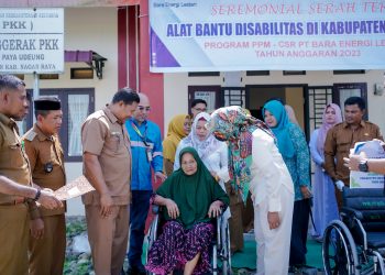 Fitriany Farhas Serahkan 20 Unit Kursi Roda untuk Penyandang Disabilitas