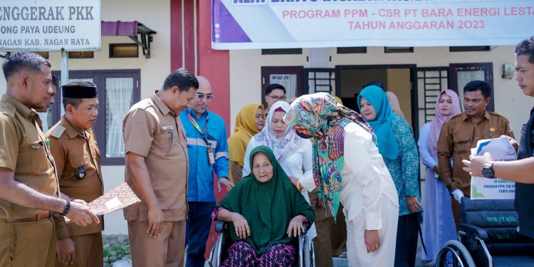Fitriany Farhas Serahkan 20 Unit Kursi Roda untuk Penyandang Disabilitas