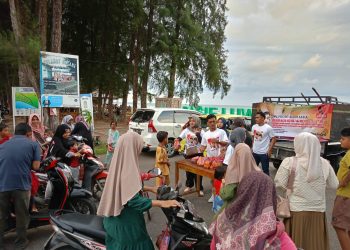 Projo Aceh Jaya membagikan 1000 paket susu kue dan buah gratis untuk masyarakat Aceh Jaya