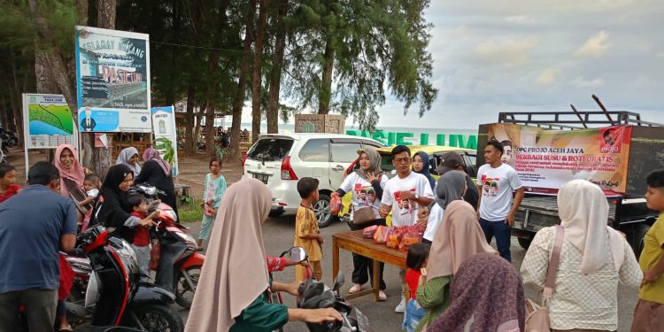 Projo Aceh Jaya membagikan 1000 paket susu kue dan buah gratis untuk masyarakat Aceh Jaya