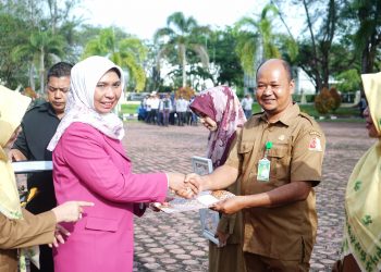 Pj Bupati Serahkan Akreditasi RS-SIM dan SK 14 Puskesmas di Nagan Raya Jadi BLUD