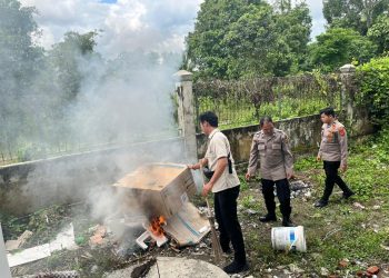 Peduli Lingkungan, Personel Polres Nagan Raya Bersihkan Area Masjid Nurul Iman