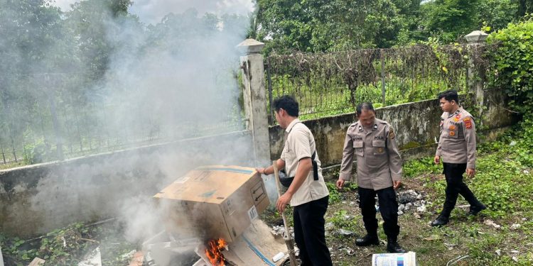 Peduli Lingkungan, Personel Polres Nagan Raya Bersihkan Area Masjid Nurul Iman