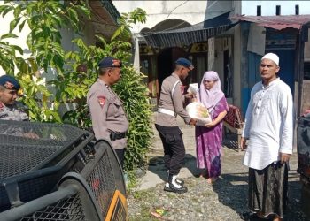 Jelang Idul Fitri 1445 H, Brimob di Nagan Raya Salurkan Zakat Fitrah kepada Warga