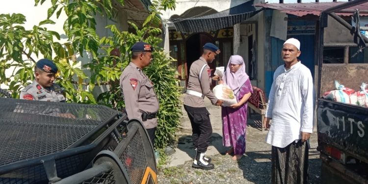 Jelang Idul Fitri 1445 H, Brimob di Nagan Raya Salurkan Zakat Fitrah kepada Warga
