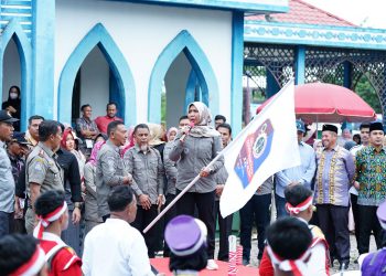 Fitriany Farhas Lepas Peserta Pawai Karnaval TTG Aceh XXV