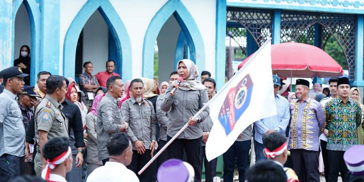 Fitriany Farhas Lepas Peserta Pawai Karnaval TTG Aceh XXV