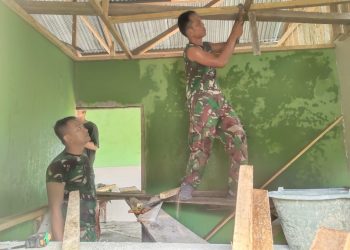 Memasuki hari ke-13, Tim Satgas TMMD mulai Pasang Kerangka Plapon di Rumah Cariani