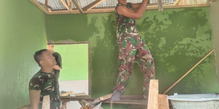 Memasuki hari ke-13, Tim Satgas TMMD mulai Pasang Kerangka Plapon di Rumah Cariani