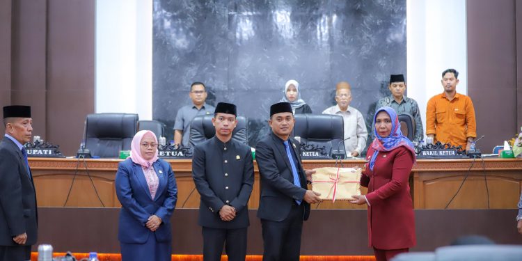 Pemkab Nagan Raya Serahkan LKPJ Anggaran 2023 ke Dewan