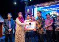 Pj Bupati Serahkan Penghargaan Kepada Peraih Juara di Penutupan TTG Aceh XXV