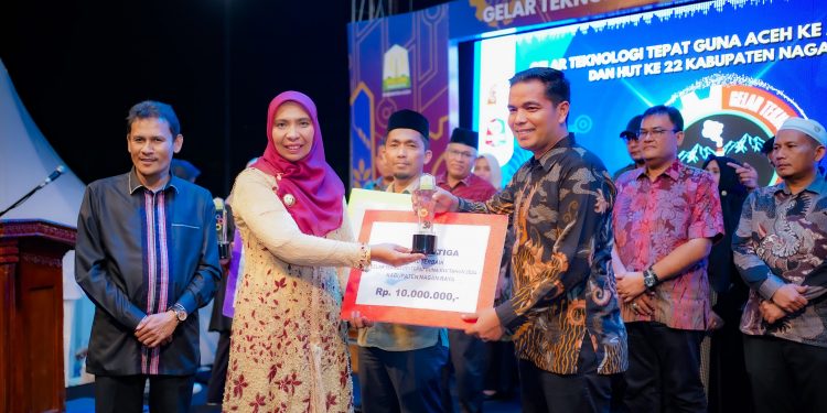 Pj Bupati Serahkan Penghargaan Kepada Peraih Juara di Penutupan TTG Aceh XXV