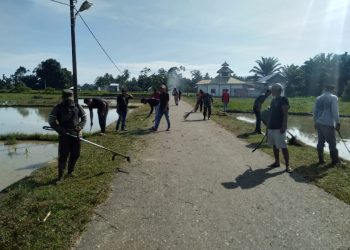 Satgas TMMD dan Masyarakat Gotong Royong Untuk Membersihkan bahu Jalan