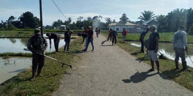 Satgas TMMD dan Masyarakat Gotong Royong Untuk Membersihkan bahu Jalan