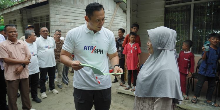 Menteri AHY Serahkan Sertipikat Tanah di Pekanbaru, Masyarakat : 17 Tahun Kami Menunggu