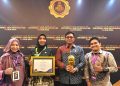 Fitriany Farhas Terima Penghargaan UHC Award dari Wakil Presiden